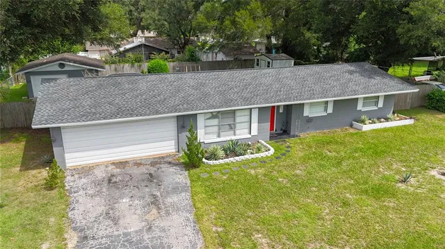 a picture of a black and white photo