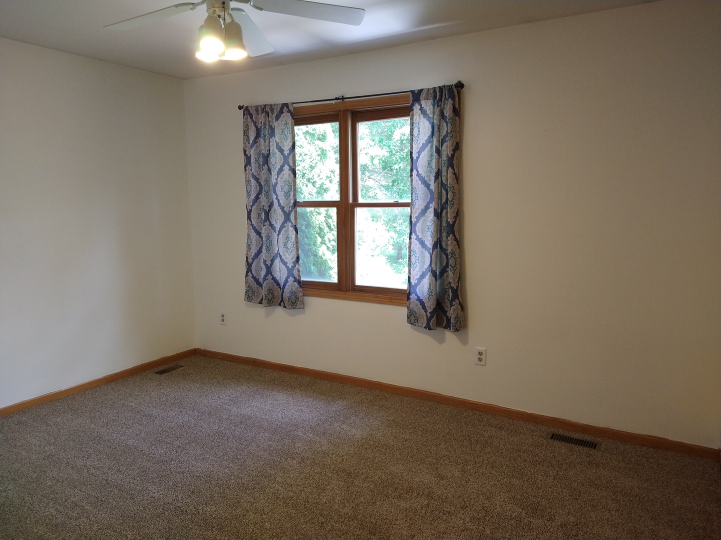 108 Windward Lane Rochelle, IL 61068 - Photo 9 of 26 an empty room with a window