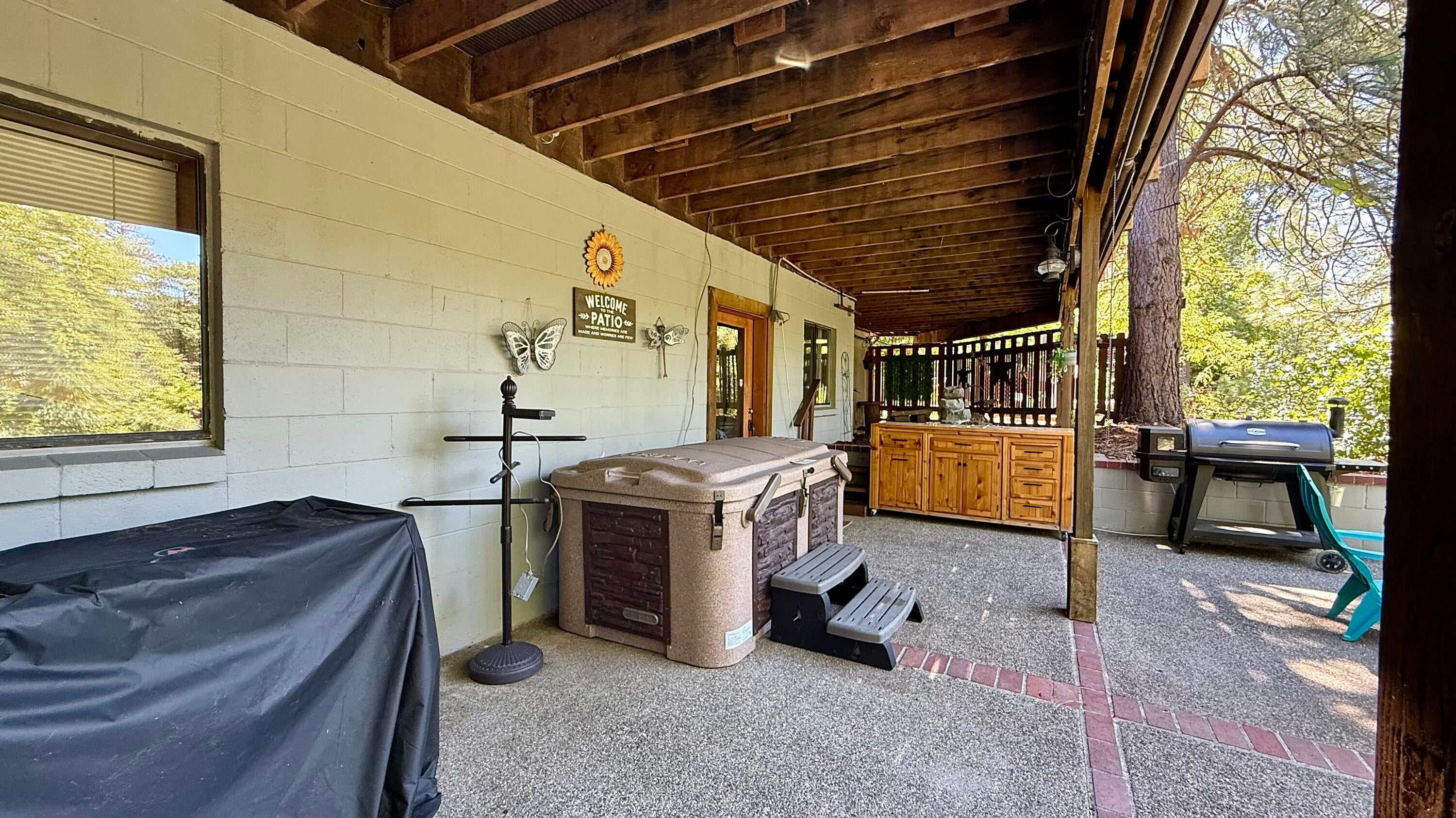 975 Old Ferry Road Shady Cove, OR 97539 - Photo 75 of 100 Covered patio area