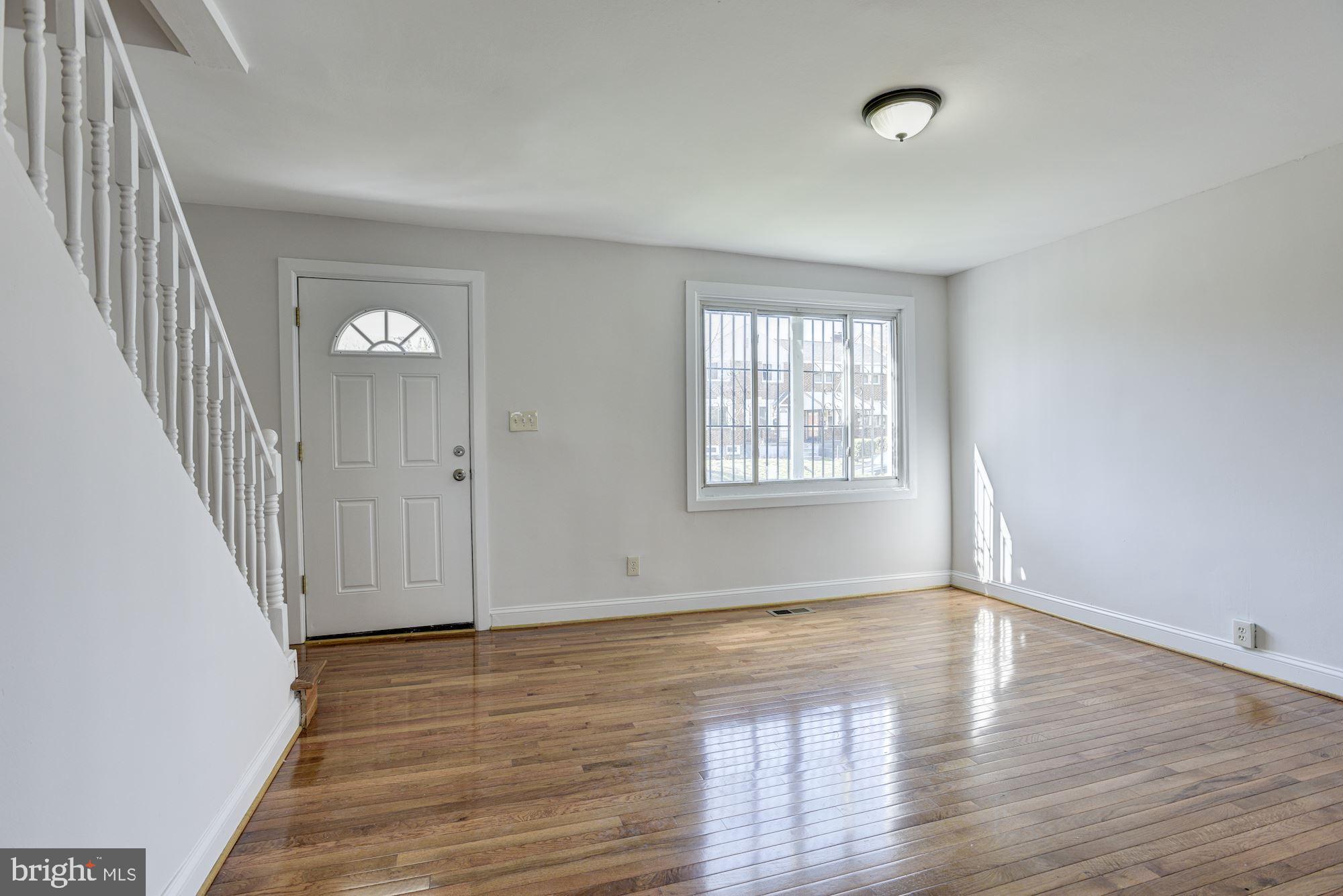 732 East Cold Spring Lane Baltimore, MD 21212 - Photo 2 of 25 Living Room | Main Entrance