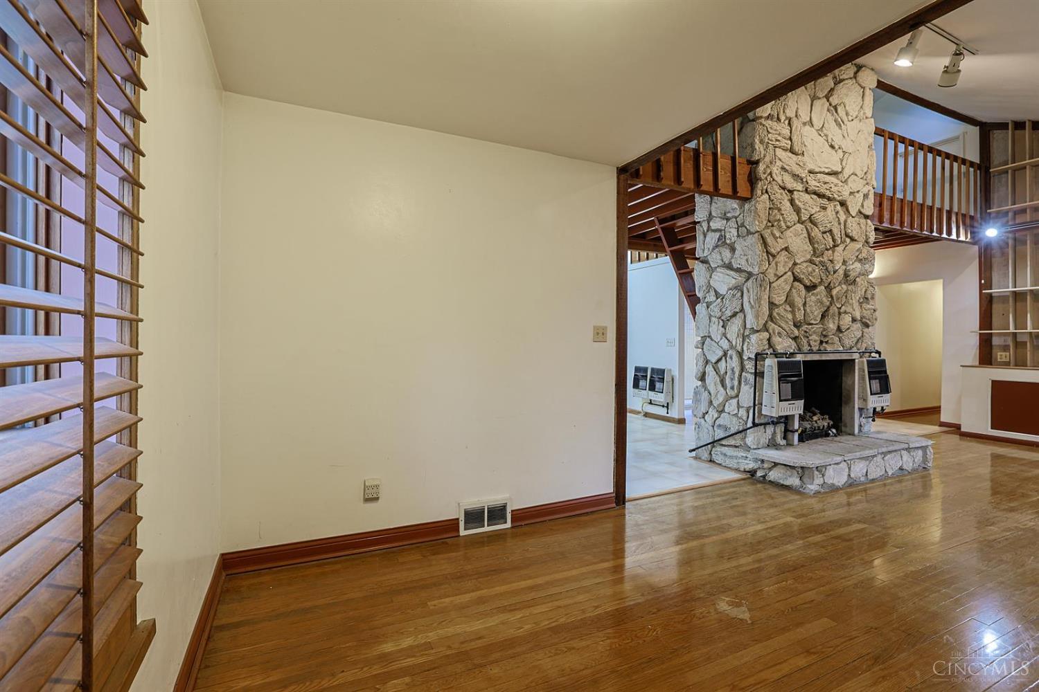 8877 Wuest Road Cincinnati, OH 45251 - Photo 10 of 64