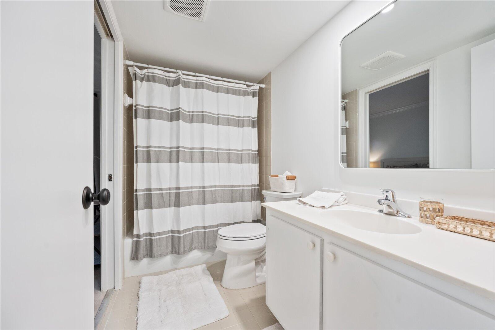 13307 Polo Club Road, Unit C106 Wellington, FL 33414 - Photo 21 of 25 Bathroom III