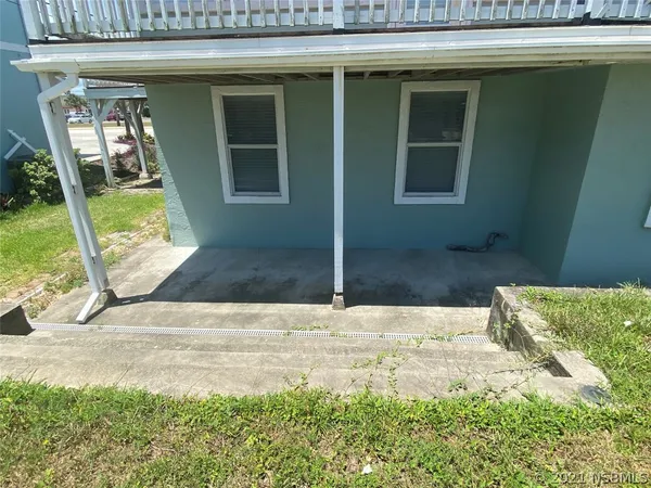 a view of entrance front of house and yard