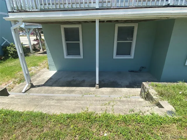 a view of entrance front of house and yard