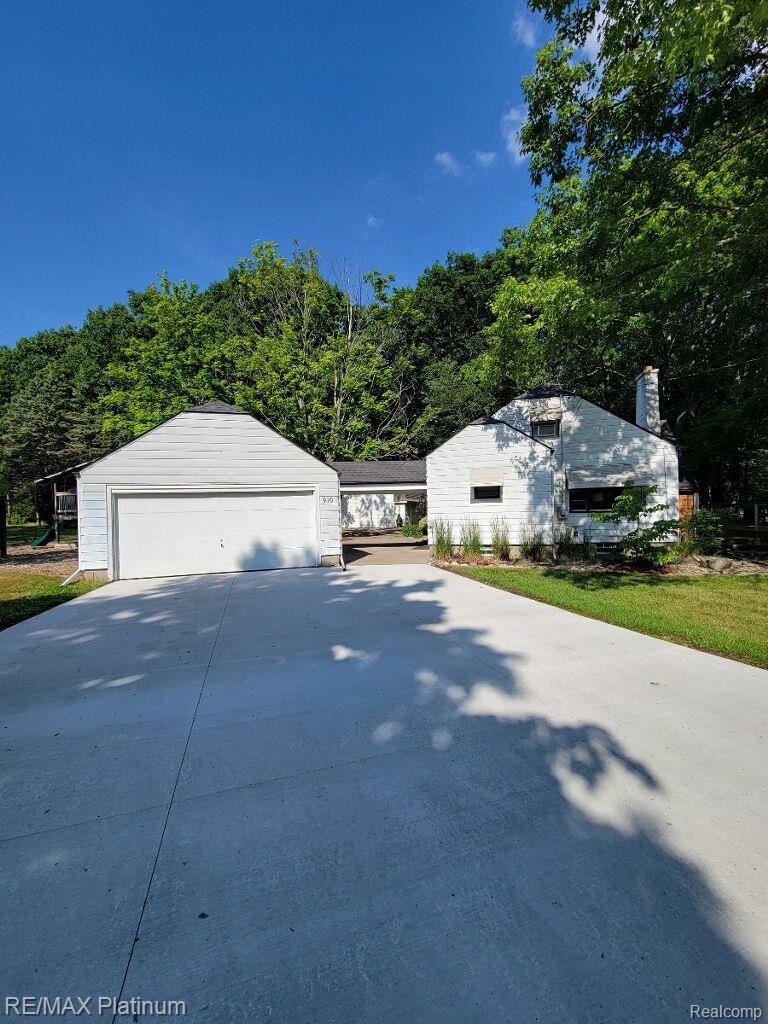 910 Dryer Farm Road Lansing, MI 48917 - Photo 3 of 25 Gallery Image 3