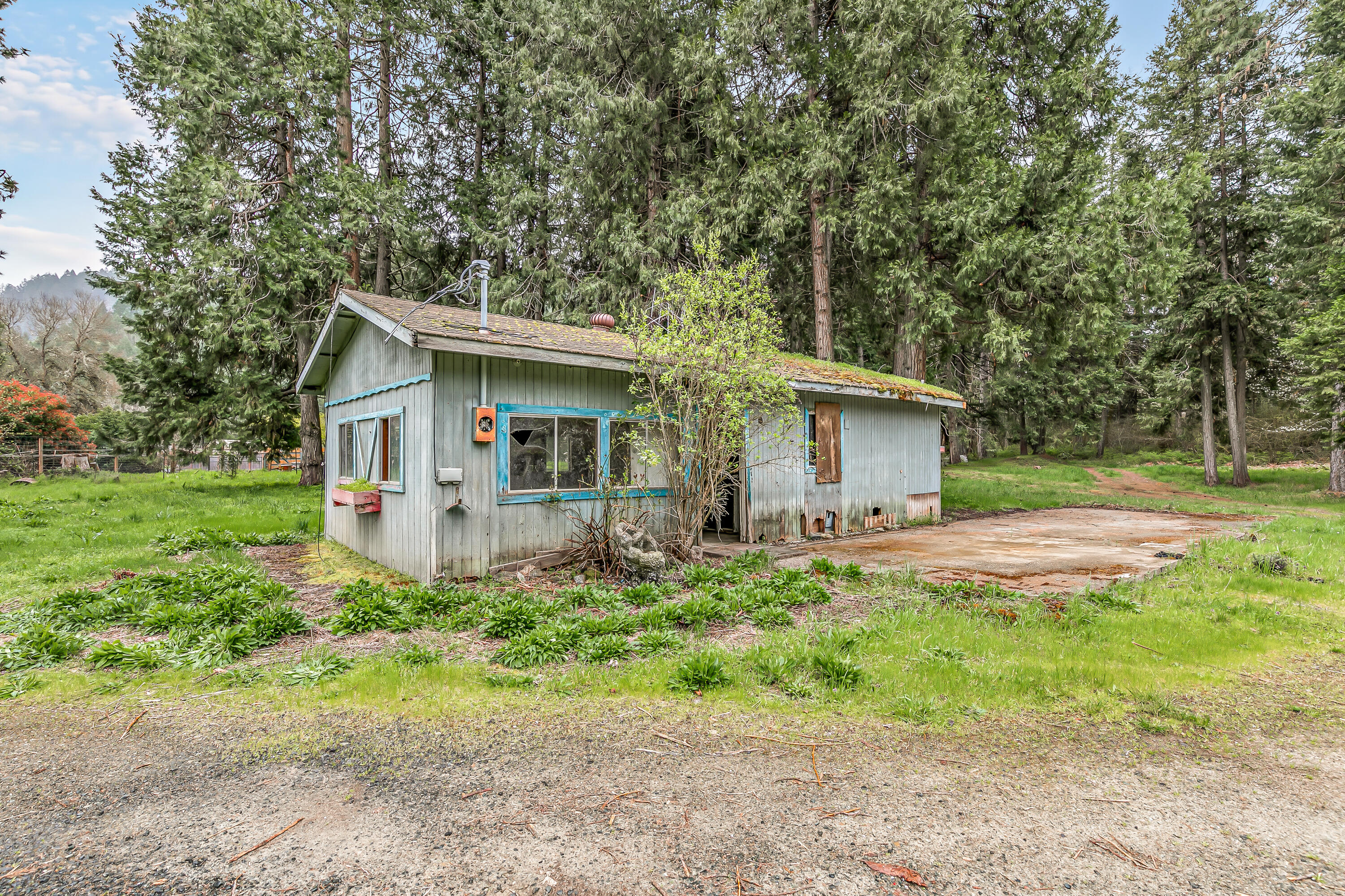 159 Bloom Road Wolf Creek, OR 97497 - Photo 21 of 38 a front view of a house with garden