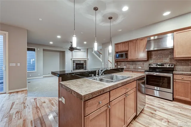 $4,250 | 6455 193rd Place Northeast, Redmond, WA 98052