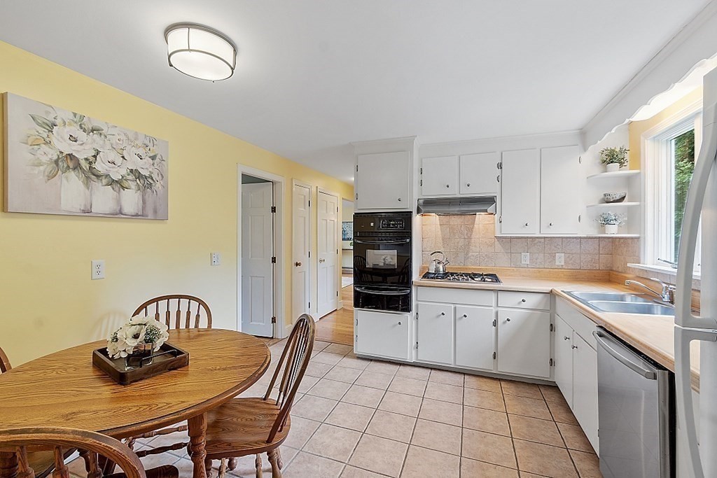 93 Robin Hill Road Chelmsford, MA 01824 - Photo 8 of 36 Gallery Image 8