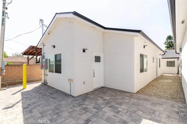 a view of a house with backyard