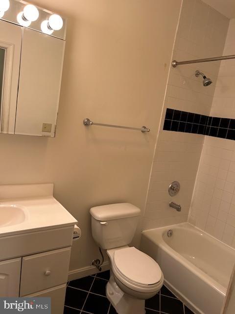 1403 Hull Street Baltimore, MD 21230 - Photo 7 of 15 a bathroom with a toilet and a bathtub