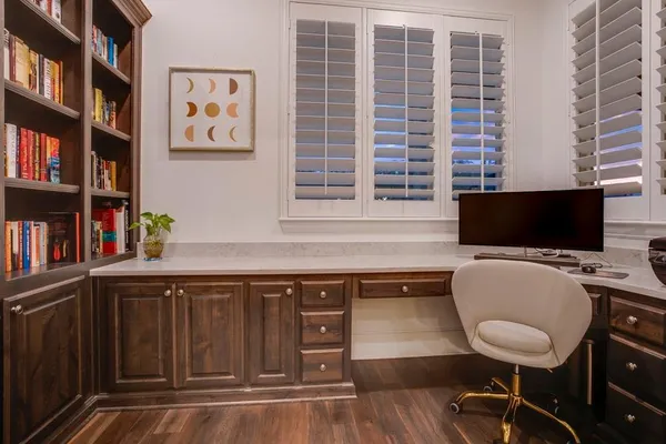 a livingroom with a workspace