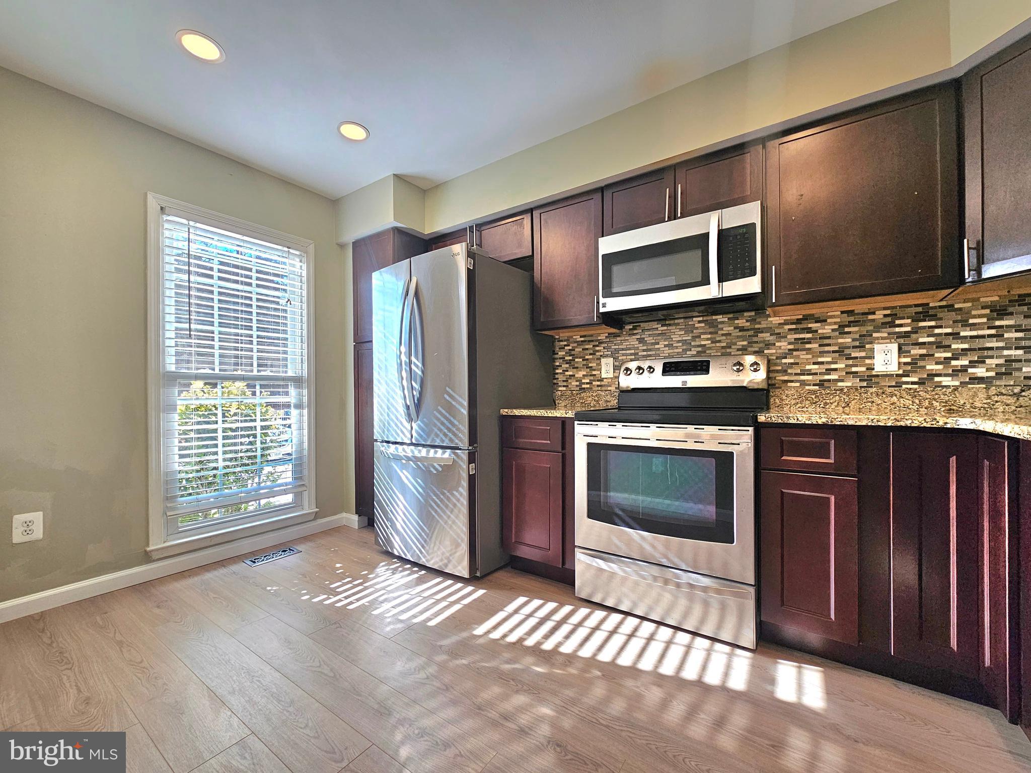 7664 Northern Oaks Court Springfield, VA 22153 - Photo 4 of 29
