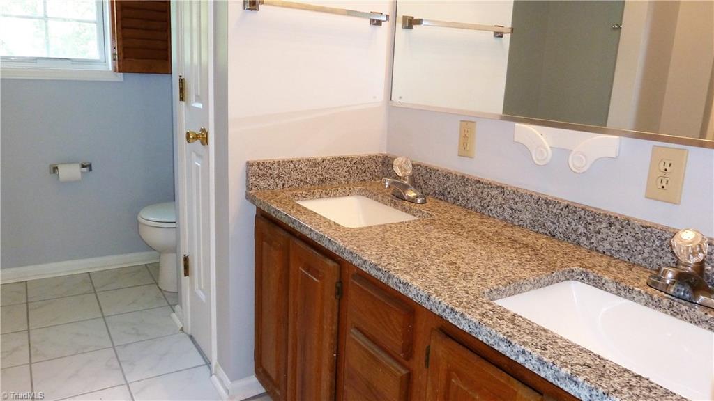 5054 Cobblestone Road Winston-Salem, NC 27106 - Photo 20 of 30 Master Bath w/jetted tube and seperate shower