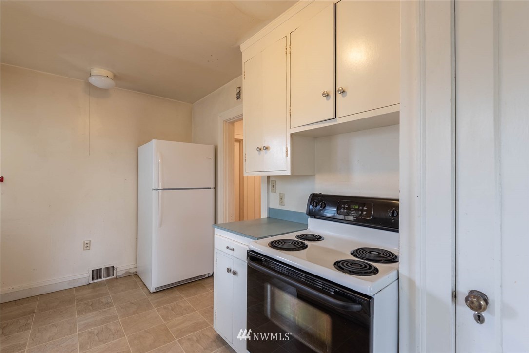 329 North 76th Street Seattle, WA 98103 - Photo 11 of 38