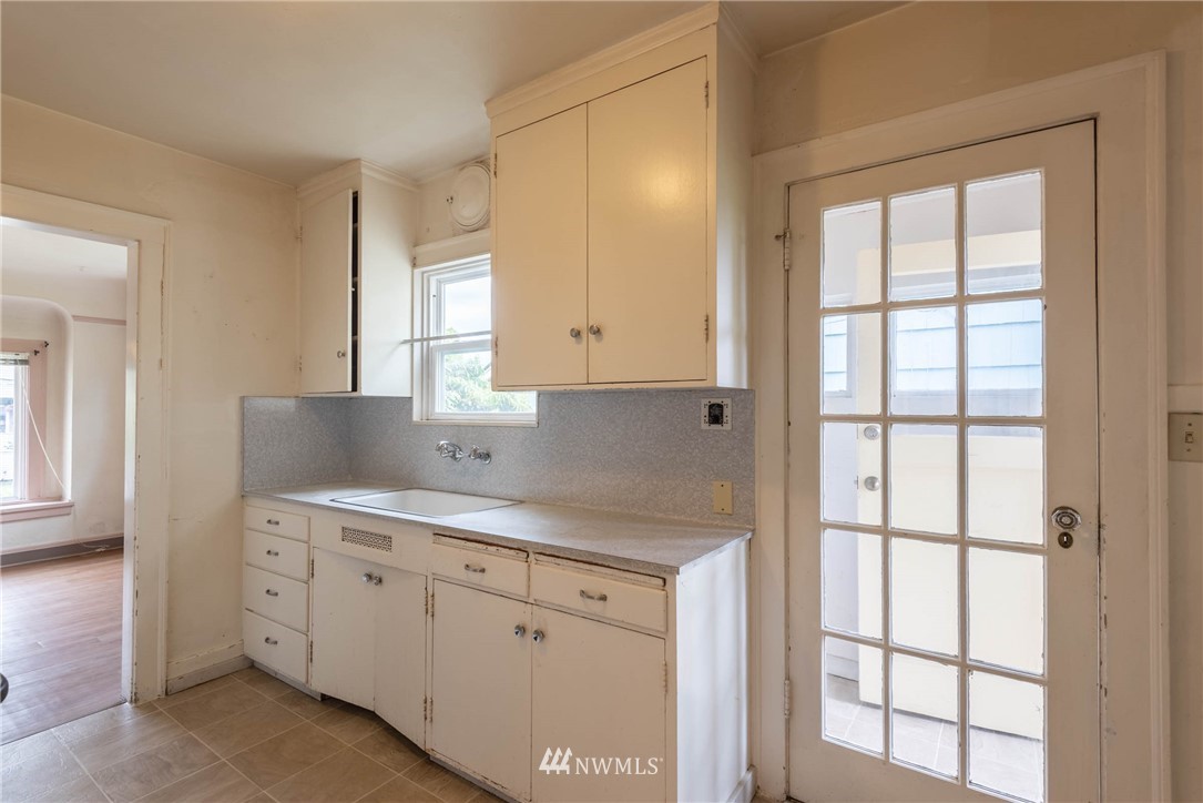 329 North 76th Street Seattle, WA 98103 - Photo 12 of 38