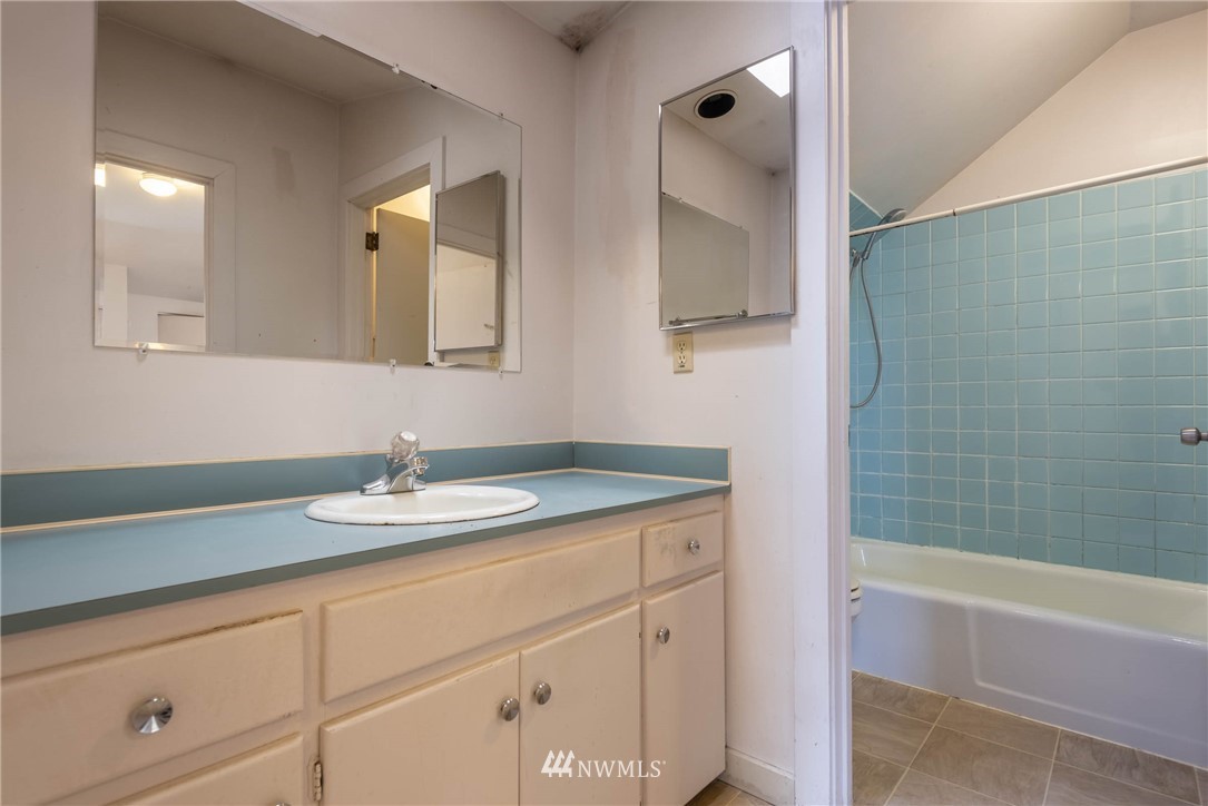 329 North 76th Street Seattle, WA 98103 - Photo 19 of 38