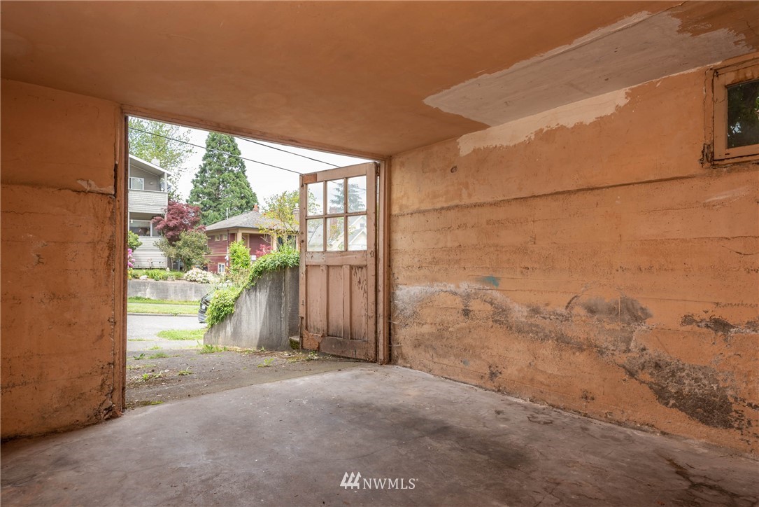 329 North 76th Street Seattle, WA 98103 - Photo 27 of 38