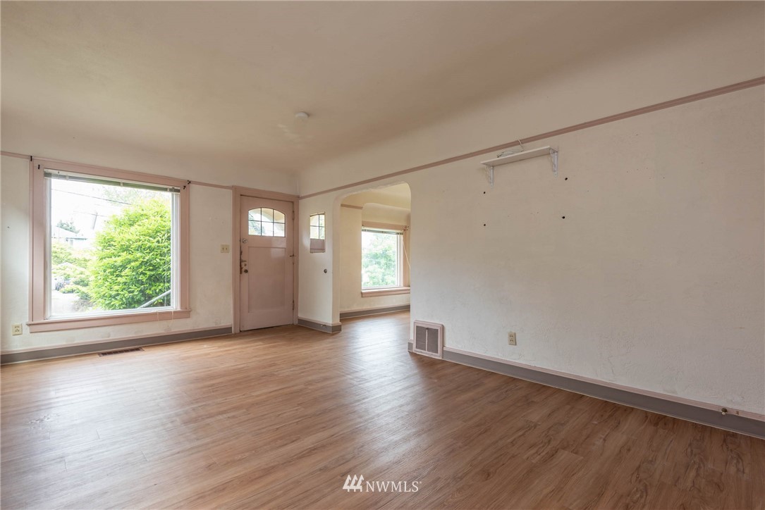 329 North 76th Street Seattle, WA 98103 - Photo 4 of 38