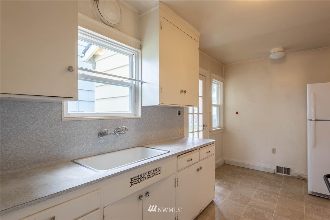 329 North 76th Street Seattle, WA 98103 - Photo 10 of 38