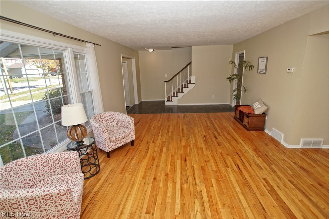 4644 West Farnhurst Road Cleveland, OH 44121 - Photo 5 of 31