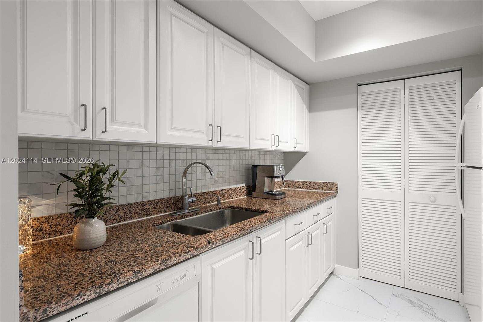 90 Alton Road, Unit 1405 Miami Beach, FL 33139 - Photo 17 of 39 Gallery Image 17