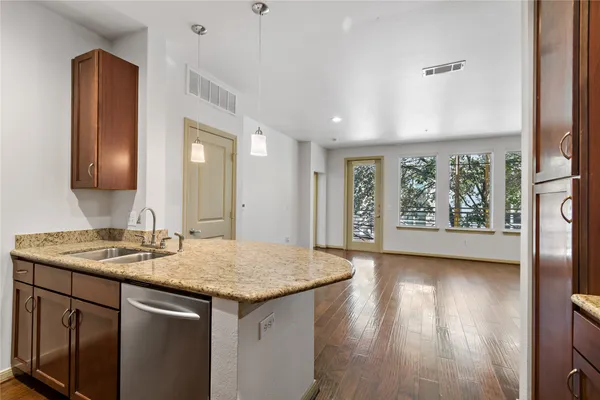 $2,495 | 505 Jackson Hill Street, Unit 103, Houston, TX 77007