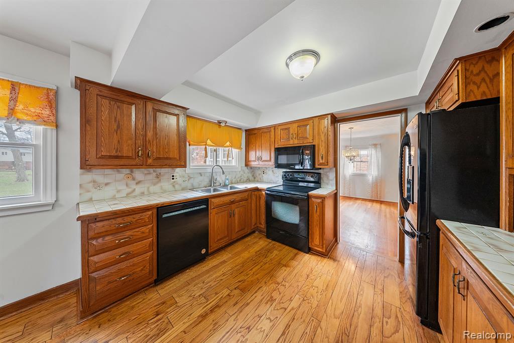 8453 Hampton Road Grosse Ile, MI 48138 - Photo 9 of 39