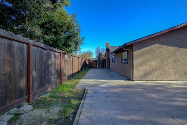 a view of a backyard