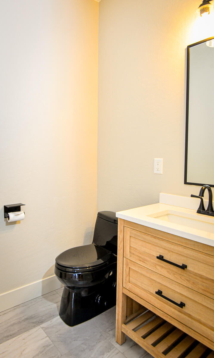 1029 Brandon Way Phoenix, OR 97535 - Photo 16 of 75 a bathroom with a sink and a vanity