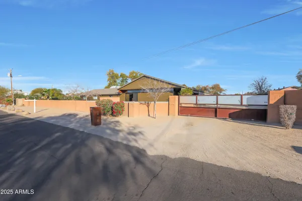 $1,490,000 | 2718 East Campo Bello Drive, Phoenix, AZ 85032