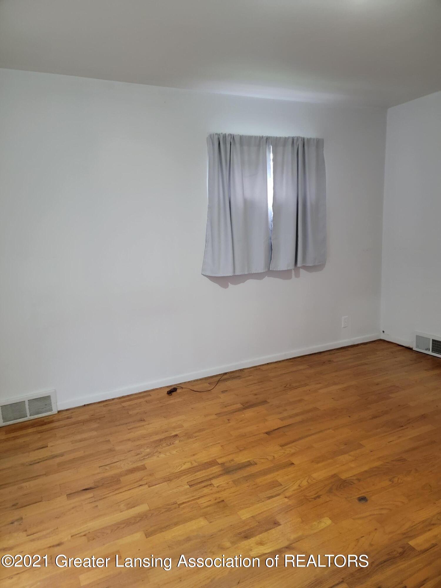 2901 South Cambridge Road Lansing, MI 48911 - Photo 18 of 44 20210920_142834