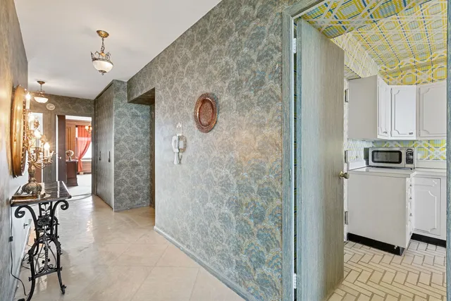 a view of entryway with livingroom