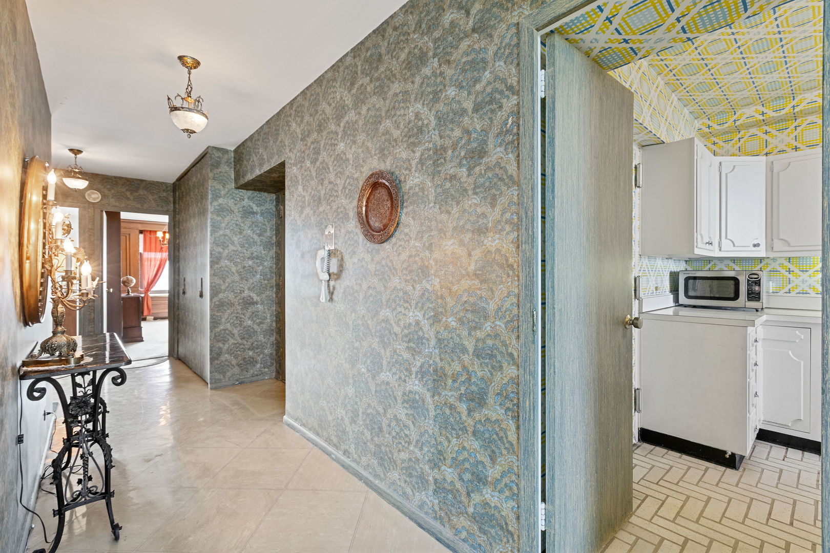 3150 North Lake Shore Drive, Unit 30C Chicago, IL 60657 - Photo 11 of 41 a view of entryway with livingroom