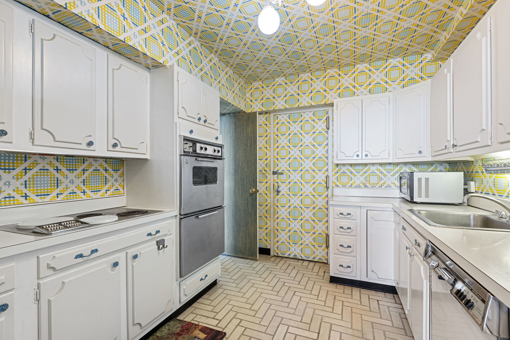 3150 North Lake Shore Drive, Unit 30C Chicago, IL 60657 - Photo 14 of 41 a kitchen with stainless steel appliances granite countertop a sink stove and cabinets