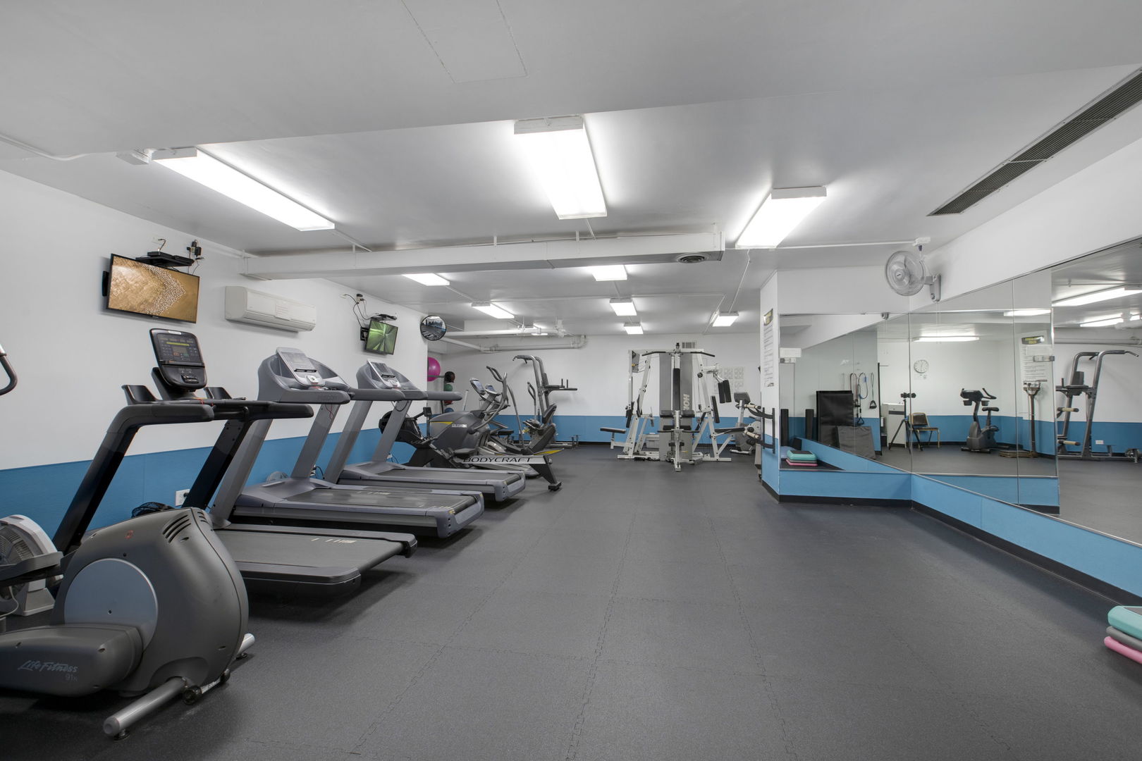 3150 North Lake Shore Drive, Unit 30C Chicago, IL 60657 - Photo 27 of 41 a view of a room with gym equipment