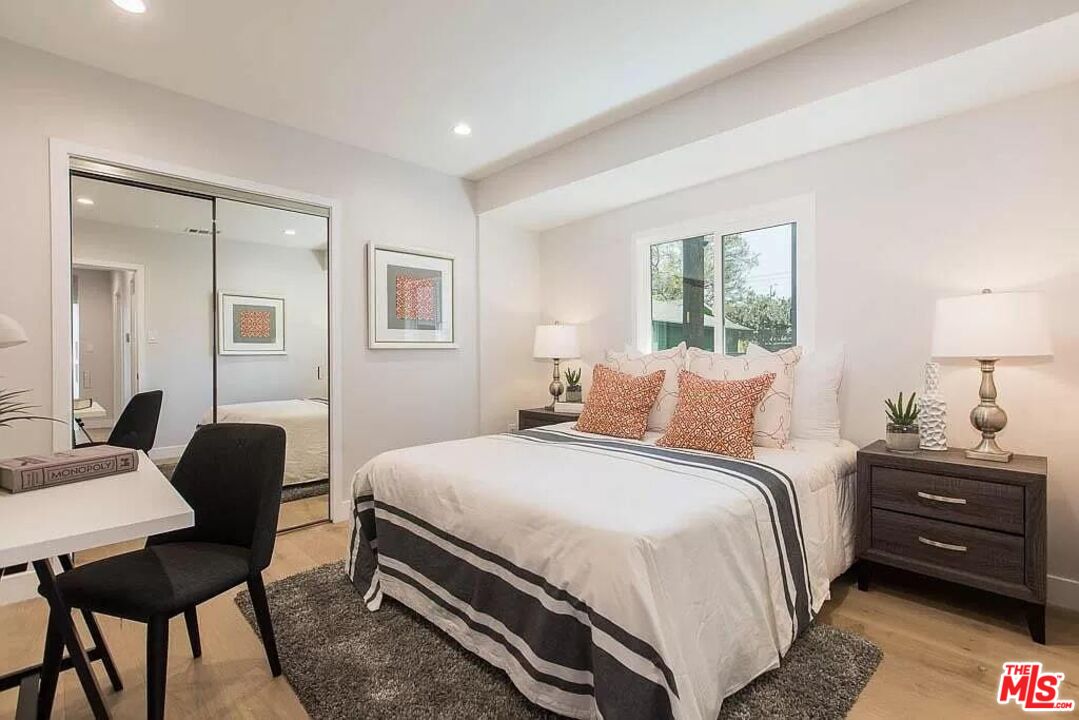 2419 Walnut Avenue Venice, CA 90291 - Photo 6 of 16 a bedroom with bed and a window