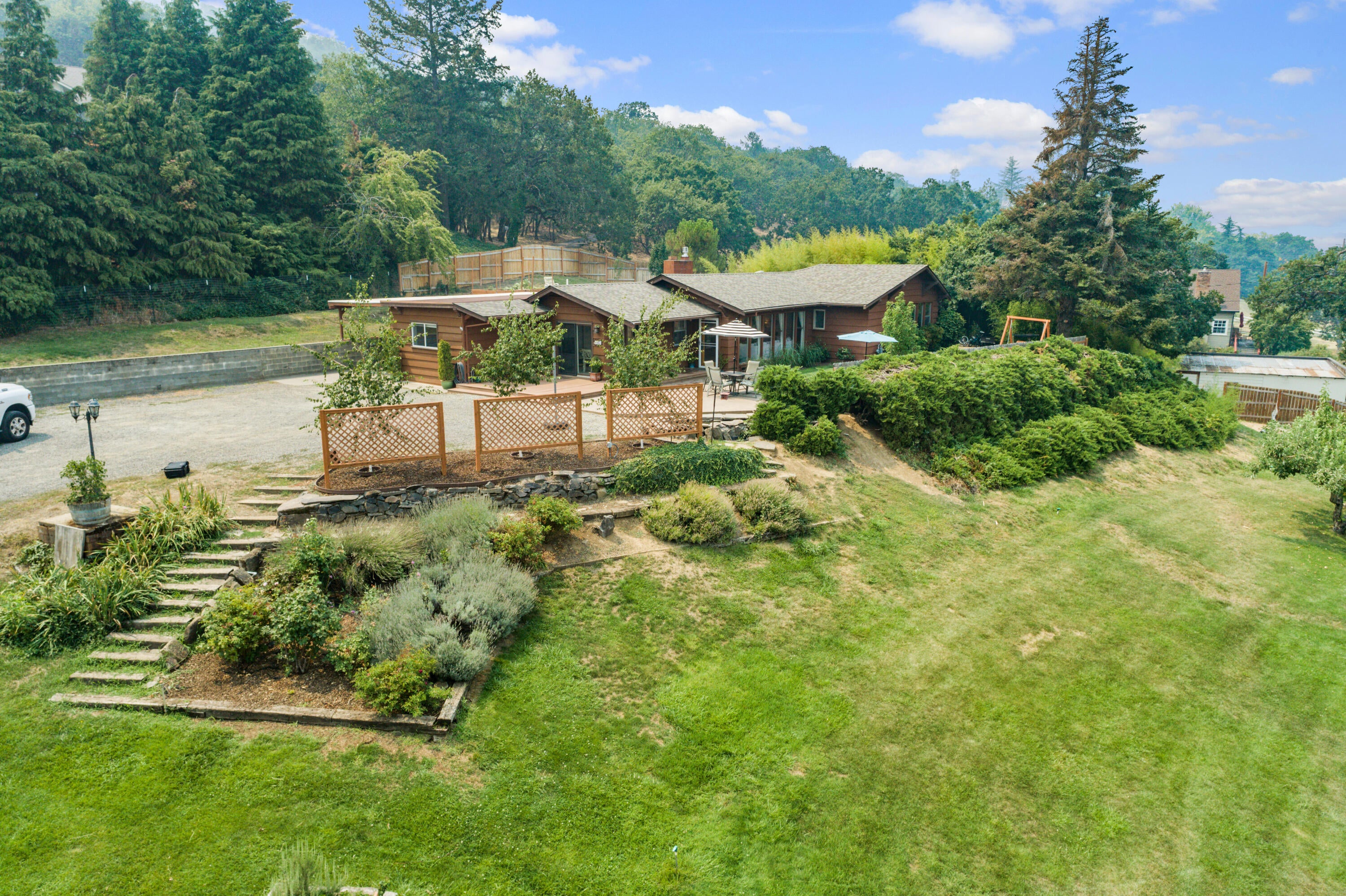685 South Stage Road Medford, OR 97501 - Photo 3 of 35 03