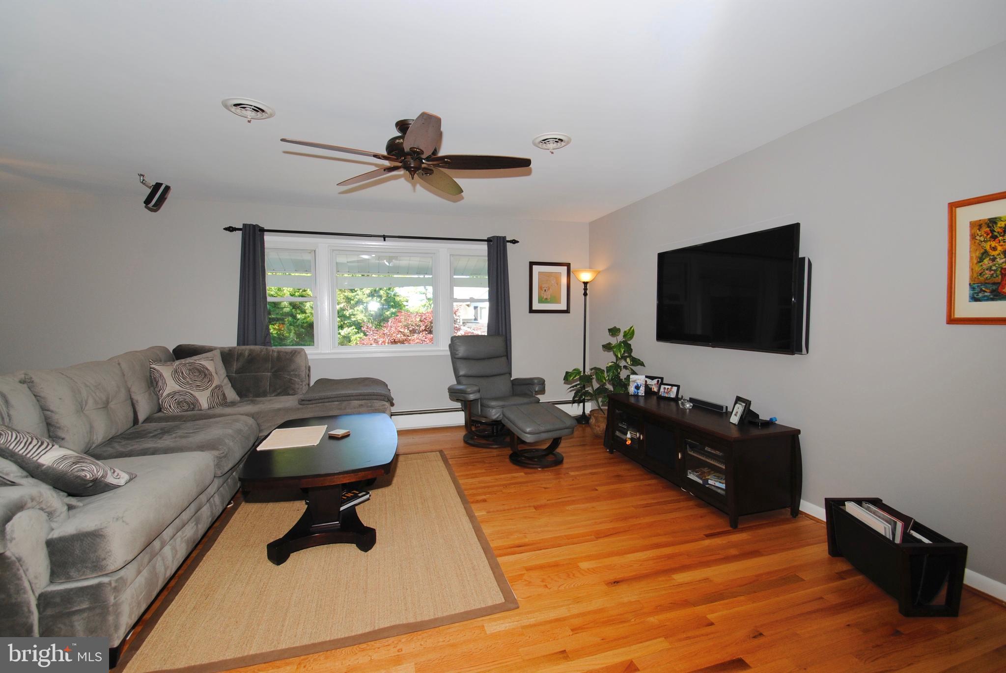 1491 Wakefield Road Edgewater, MD 21037 - Photo 13 of 37 Family room off Dining and Kitchen