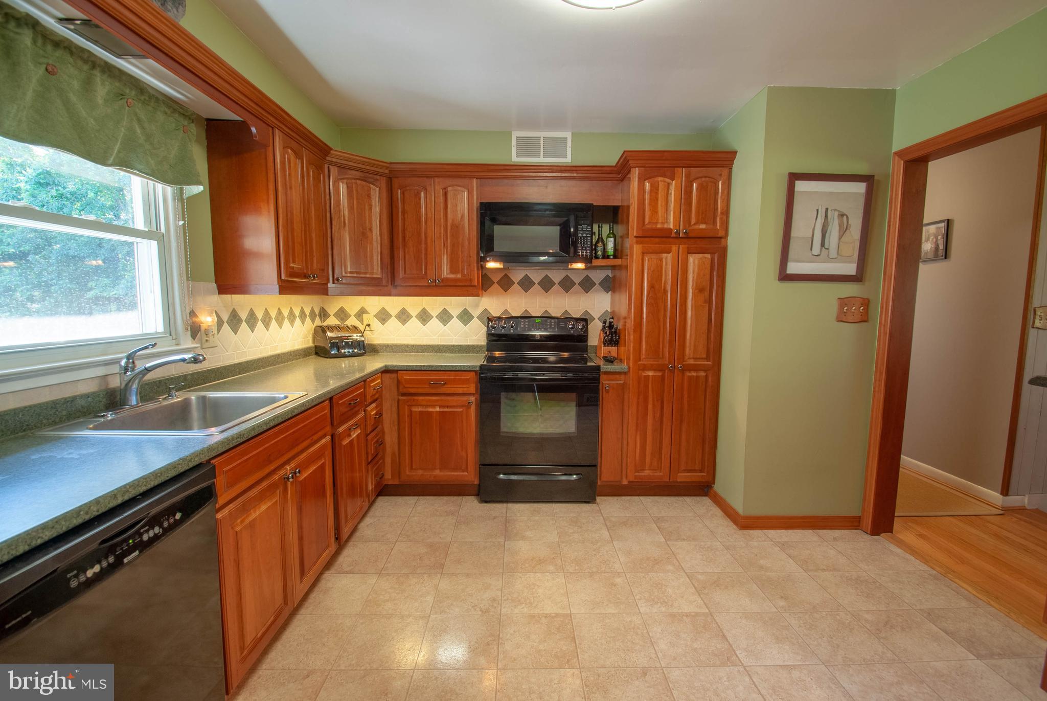 1491 Wakefield Road Edgewater, MD 21037 - Photo 7 of 37 Gorgeous Kitchen
