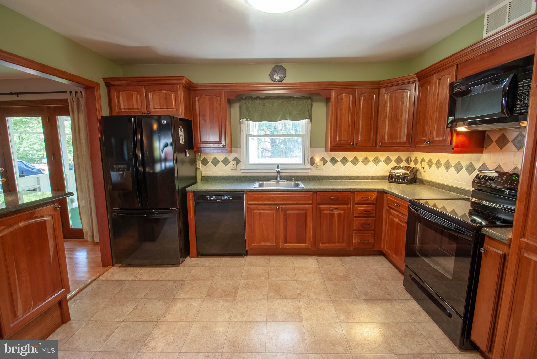 1491 Wakefield Road Edgewater, MD 21037 - Photo 9 of 37 Updated Kitchen