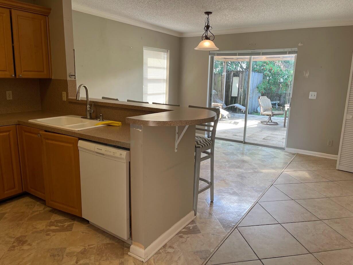 1001 Comanche Street Jupiter, FL 33458 - Photo 9 of 35 Kitchen & Dining Area