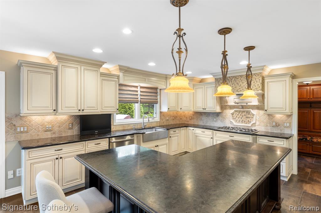 615 Appoline Court Rochester, MI 48307 - Photo 6 of 28