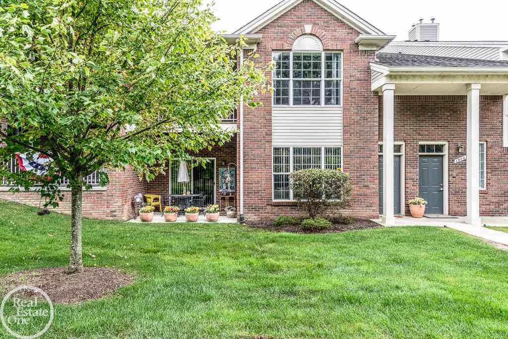 1902 Flagstone Circle Rochester, MI 48307 - Photo 15 of 18 31258890-14.JPG