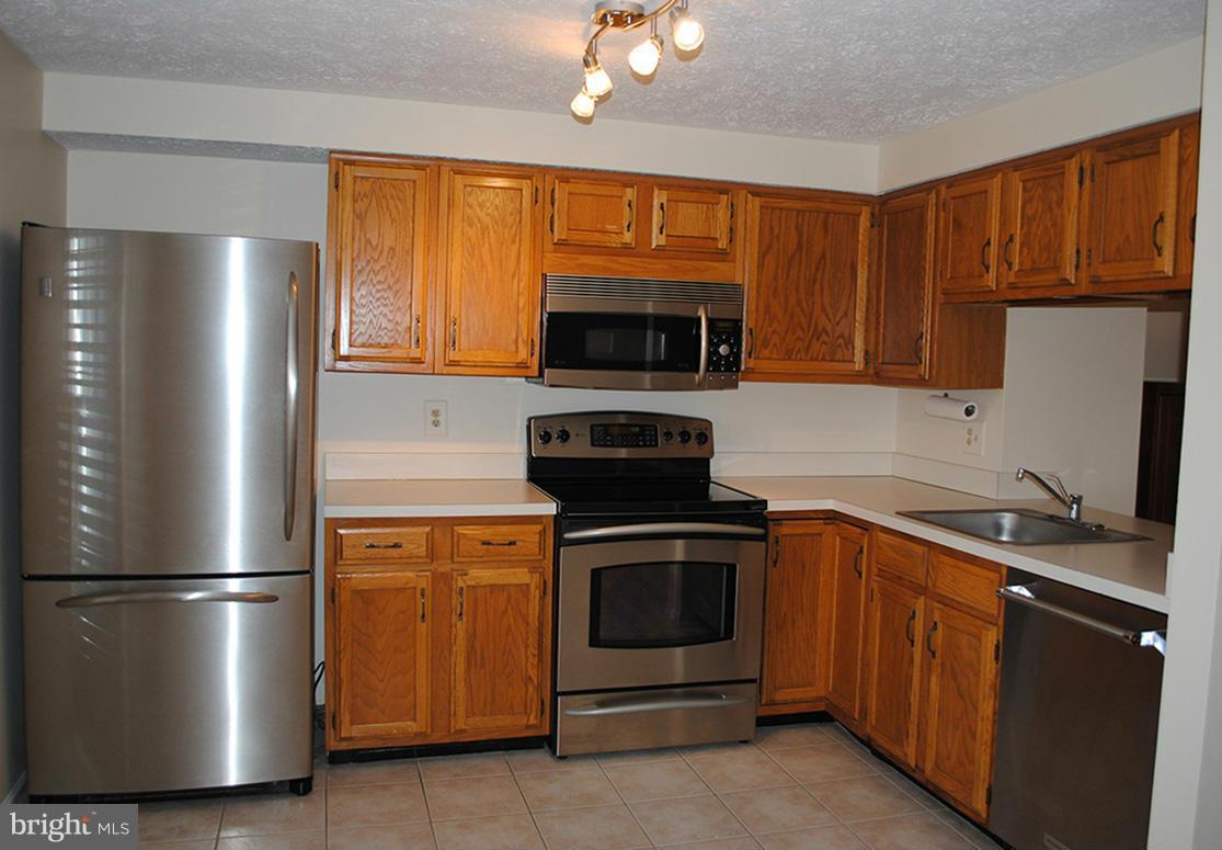1943 Belmont Ridge Court Reston, VA 20191 - Photo 8 of 26 a kitchen with a refrigerator stove and microwave