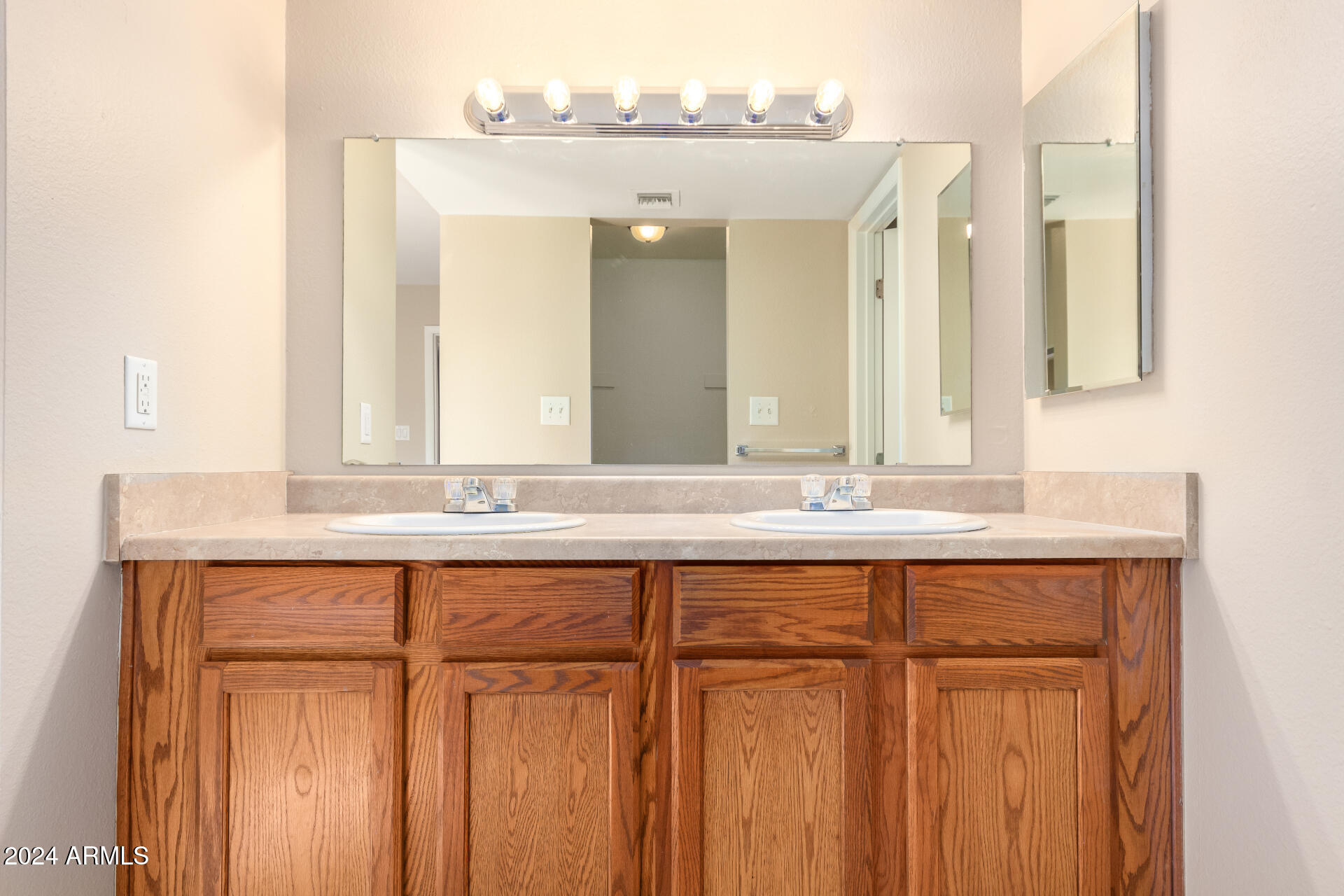 3621 West Charter Oak Road Phoenix, AZ 85029 - Photo 15 of 26 Primary Bathroom