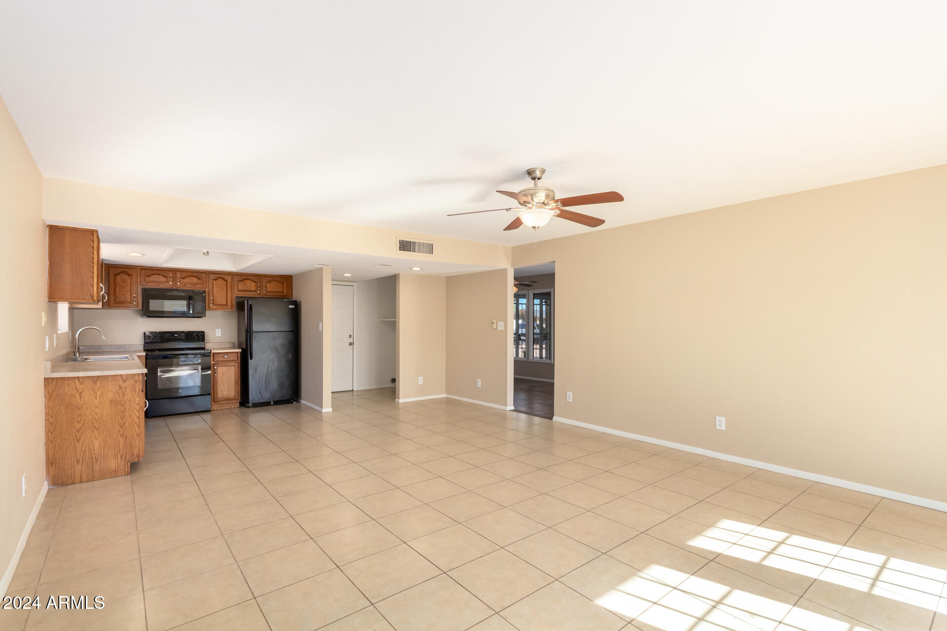 3621 West Charter Oak Road Phoenix, AZ 85029 - Photo 8 of 26 Dining Area/Kitchen