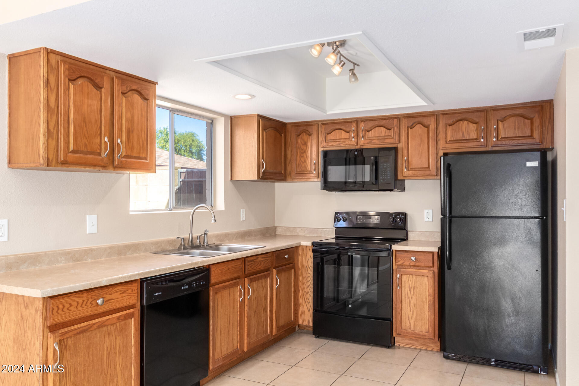 3621 West Charter Oak Road Phoenix, AZ 85029 - Photo 10 of 26 Kitchen