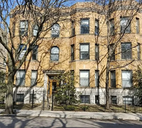 $2,650 | 908 West Grace Street, Unit 3, Chicago, IL 60613