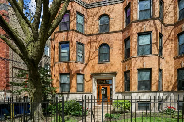 $2,650 | 908 West Grace Street, Unit 3, Chicago, IL 60613