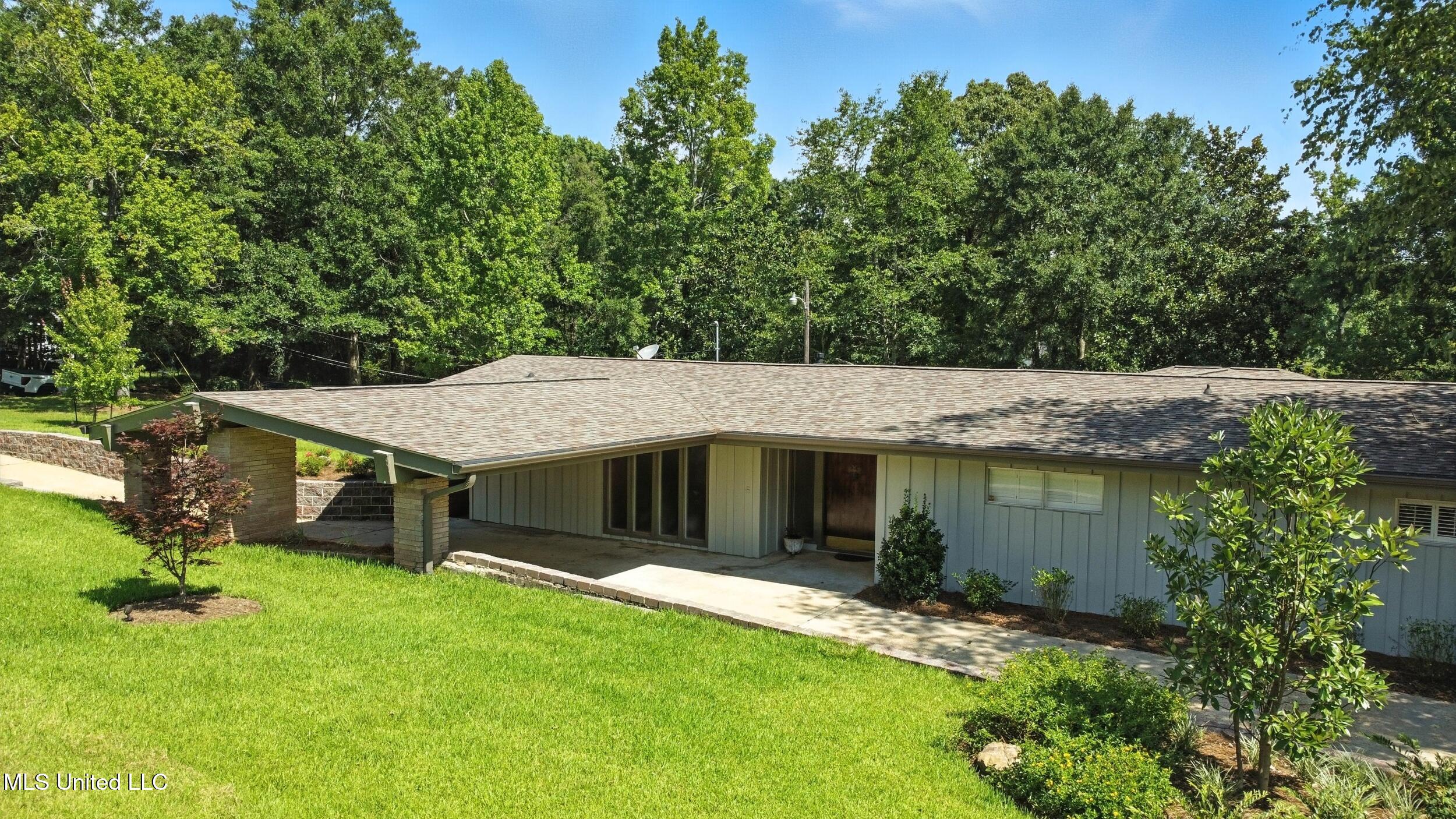 611 West 2nd Avenue Wiggins, MS 39577 - Photo 3 of 40 3_front right